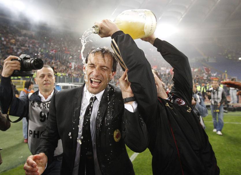 All’Olimpico lo 0-0 con la Roma del 7 maggio 2011 permette al Milan di conquistare il suo 18 scudetto. Allegri innaffiato con lo champagne da Cassano (Reuters).